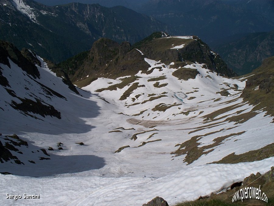 12 Via classica di salita al Pietra Quadra con ancora tanta neve.JPG